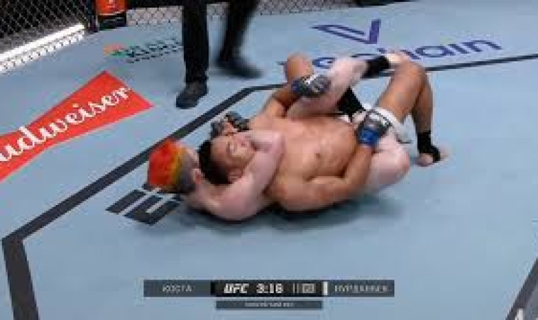 Бой казаха из Китая в UFC завершился сабмишеном